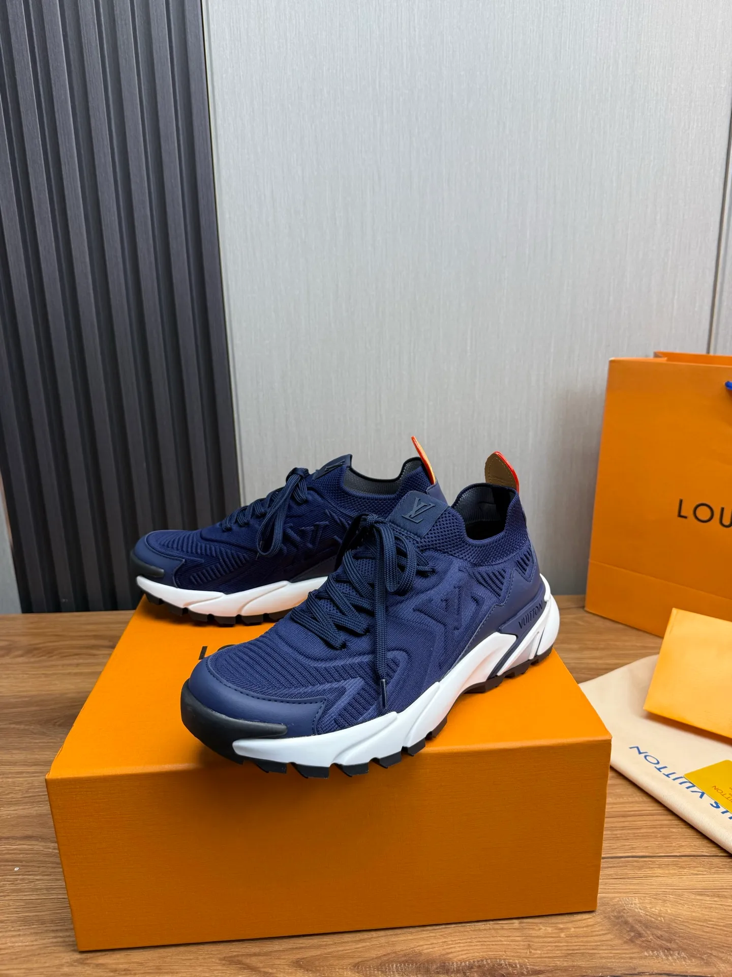 Men's Men's Shoes 580💰 🌈LV | Louis Vuitton 2025 LV Louis Vuitton L House Donkey Brand Latest Olympia Series Couple Style Silver Horn King Casual Sports Shoes Running Shoes This LV Olympia sports shoe combines mesh fabric and metallic synthetic leather and other technical fabrics to reinterpret the classic running shoe design with a neat and simple design. Lightweight EVA outsole provides a stretchy fit. Rich details such as Monogram embossing and LV letters establish recognition. Exquisite packaging at the delivery counter 🛍📦 ▪️Fabric: original imported technical fabric + mesh ▪️Inner lining: original customized breathable mesh ▪️Sole: original molded rubber foam material ▪️Sole thickness: 3.5CM ▪️Size: 38-44 yards